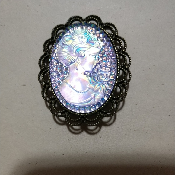 Beautiful! Vintage Bronze Tone Plastic Cameo of a Woman Brooch Pin - Picture 3 of 8